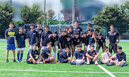 総合教育研究部の深井正樹講師とサッカー部が世田谷区立喜多見中学校サッカー部の指導を行いました