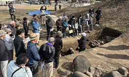 文学部歴史学科考古学専攻の学生が八幡二子塚古墳の発掘調査を実施しました