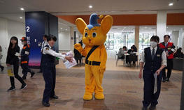 警視庁マスコット「ピーポくん」が来校！交通ルール遵守や犯罪抑止を啓発しました