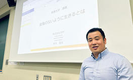 経済学部の大前智文准教授の授業で株式会社吉村の橋本隆生代表取締役がゲスト登壇しました