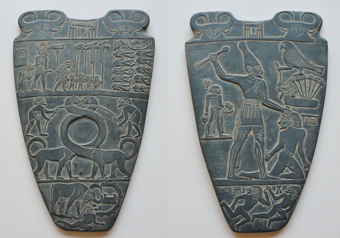 ナルメル王の奉献用パレット（レプリカ　左：表　右：裏）石板の表面に下エジプトを象徴する赤い冠を、裏面に上エジプトを象徴する白い冠をかぶったナルメル王が描かれ、｢上下エジプトを統一した王｣として神殿に奉納した