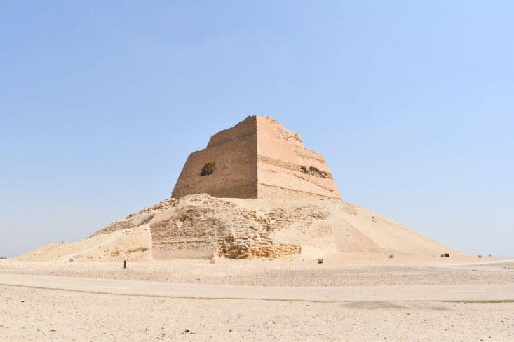 メイドゥムの崩れピラミッドは、ピラミッドのコア部分が見えるため、ピラミッドの殿建造方法を研究する上で非常に貴重な存在だ。周辺にはスネフェル王（クフ王の父）の息子たちの墓が複数発見されており、新たな発見が期待されている。
